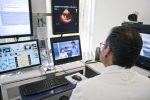 Medico e paziente in un ambulatorio ospedaliero di diabetologia
