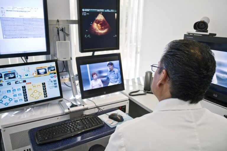Medico e paziente in un ambulatorio ospedaliero di diabetologia