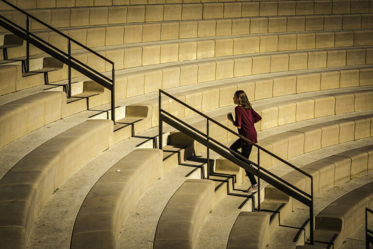 Persona che sale rapidamente le scale in città, tema prevenzione del diabete