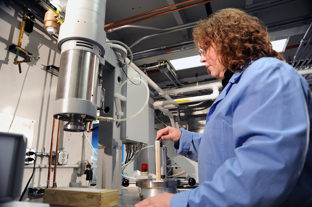 Ricercatrice al lavoro in un laboratorio di ricerca scientifica sul diabete