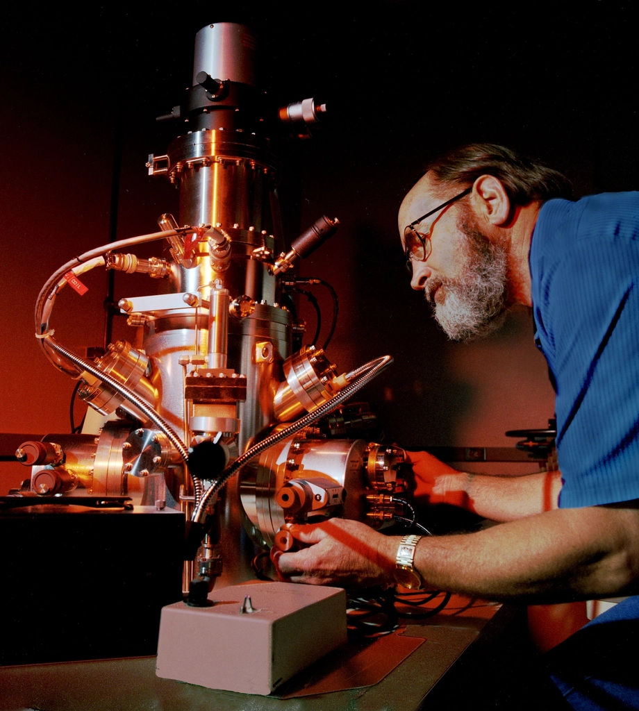 Ricercatore al microscopio in un laboratorio di ricerca sul diabete