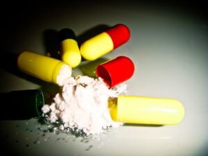 Pillole di un farmaco su una superficie clinica