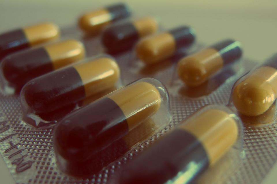 Confezioni e compresse di farmaci su un ripiano