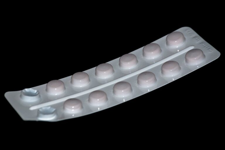 Blister di compresse farmaceutiche su sfondo nero