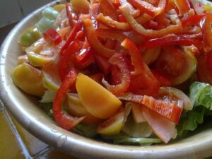 Piatto di verdure fresche della dieta mediterranea per la prevenzione