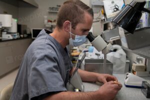 Ricercatore al lavoro in un laboratorio di ricerca biomedica