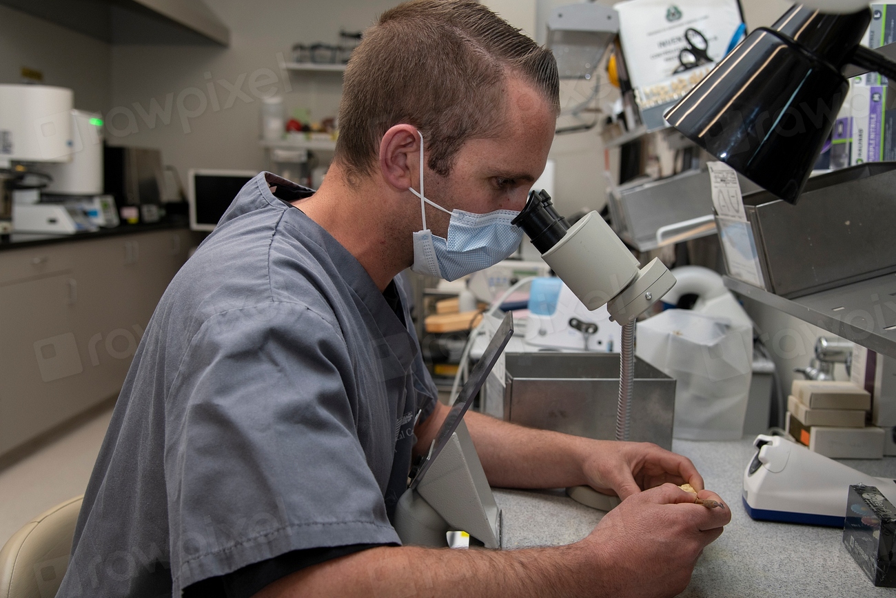 Ricercatore al lavoro in un laboratorio di ricerca biomedica