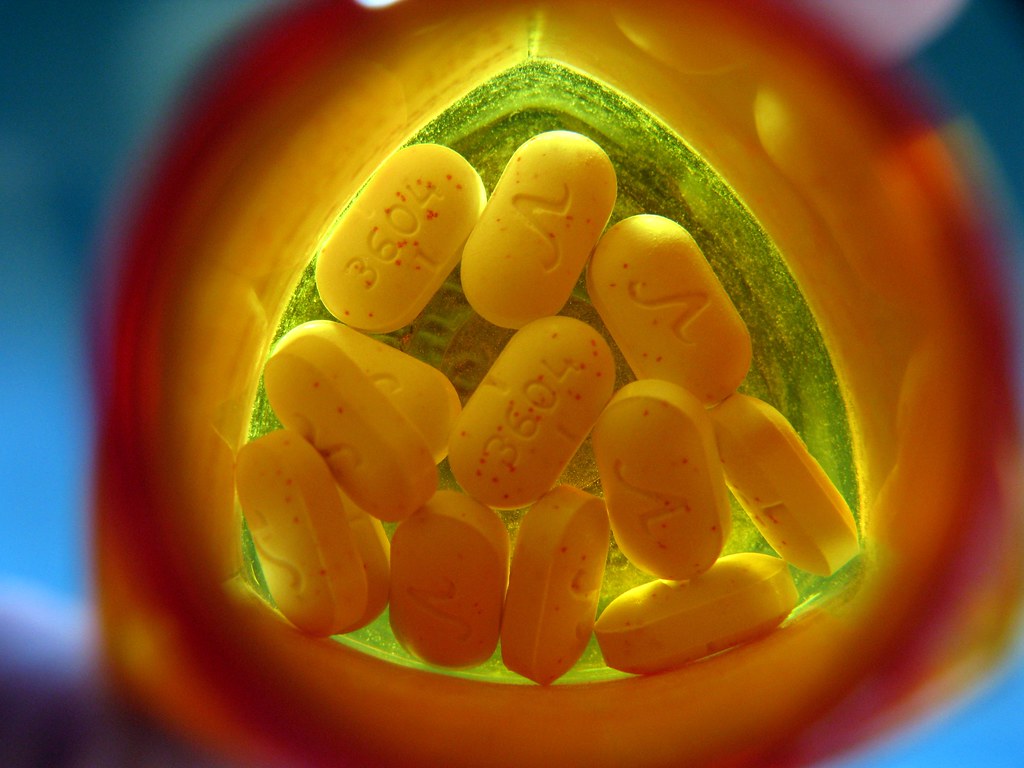 Compresse di un farmaco in un flacone, tema dei medicinali per il diabete