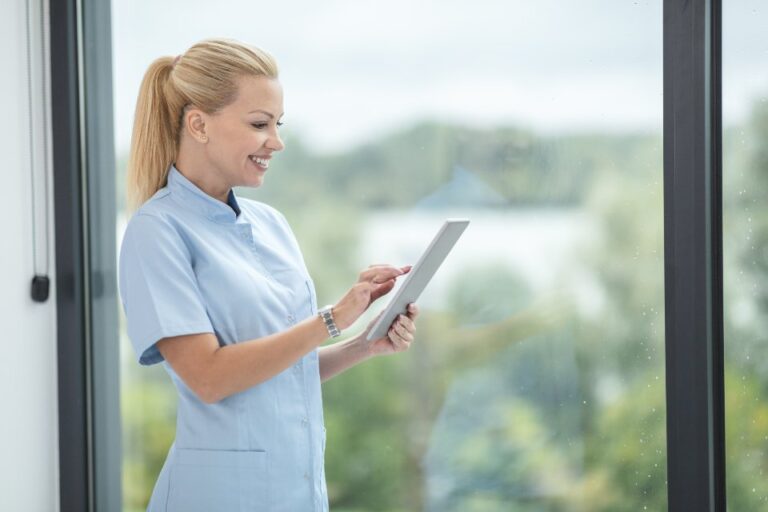 Una professionista sanitaria consulta un tablet, tecnologia digitale per la cura del diabete