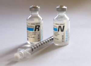 Penna iniettiva per il diabete di tipo 2 su un tavolo di uno studio medico europeo