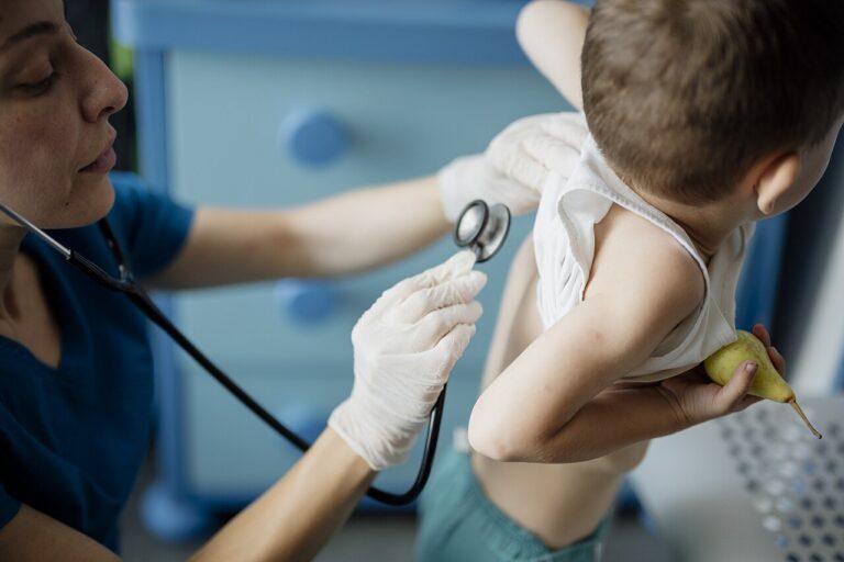 Bambino durante una visita medica di controllo in una clinica pediatrica