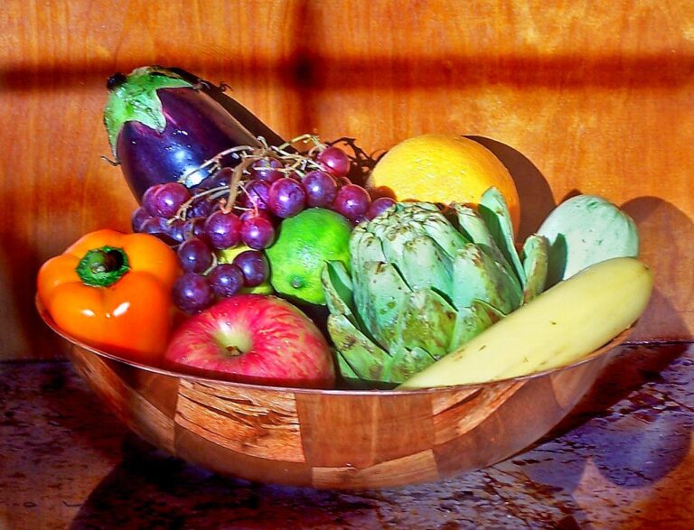 Ciotola di frutta e verdura fresca su un tavolo, simbolo di alimentazione sana