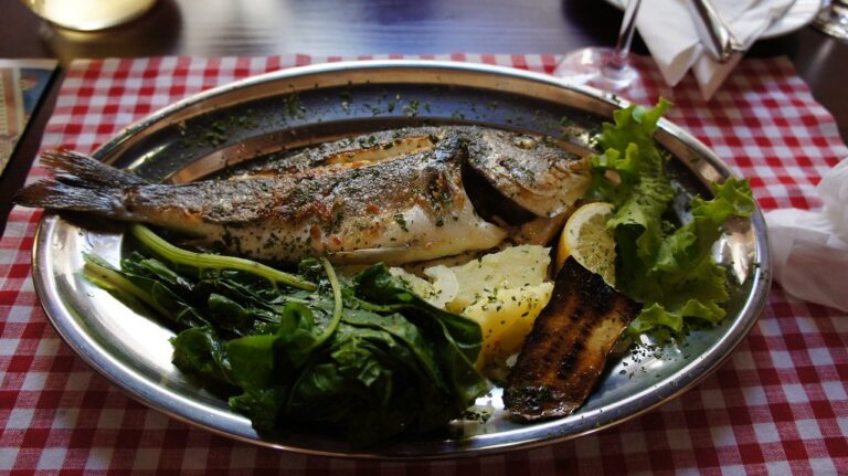 Piatto di pesce alla griglia con verdure, esempio di dieta mediterranea per la prevenzione