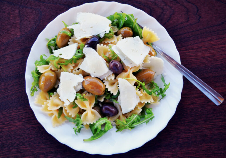 Tavola con verdure fresche e alimenti della dieta mediterranea