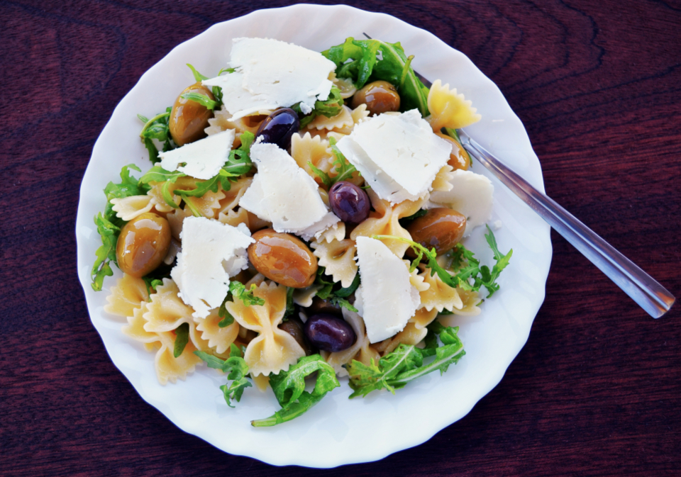 Tavola con verdure fresche e alimenti della dieta mediterranea