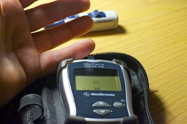 Test della glicemia con glucometro e striscia reattiva su un dito