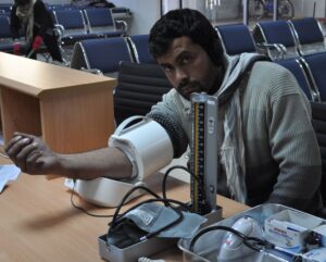 Misurazione della pressione arteriosa a un paziente in un centro di prevenzione del diabete