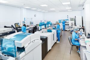 Gruppo di scienziati al lavoro in un laboratorio di ricerca biomedica