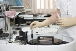 Provette con campioni di sangue analizzate in un laboratorio di ricerca