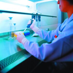 Ricercatrice in laboratorio maneggia campioni per la coltura cellulare