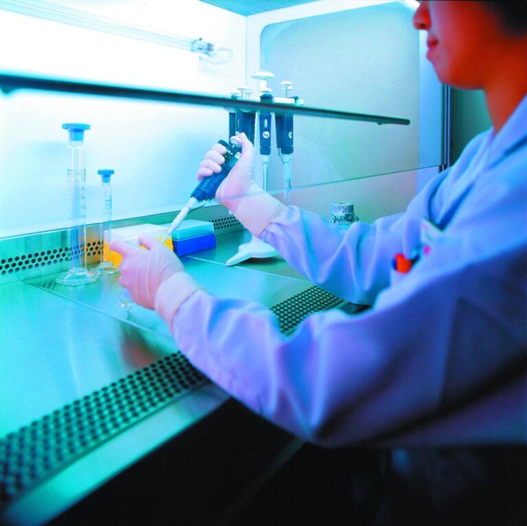 Ricercatrice in laboratorio maneggia campioni per la coltura cellulare