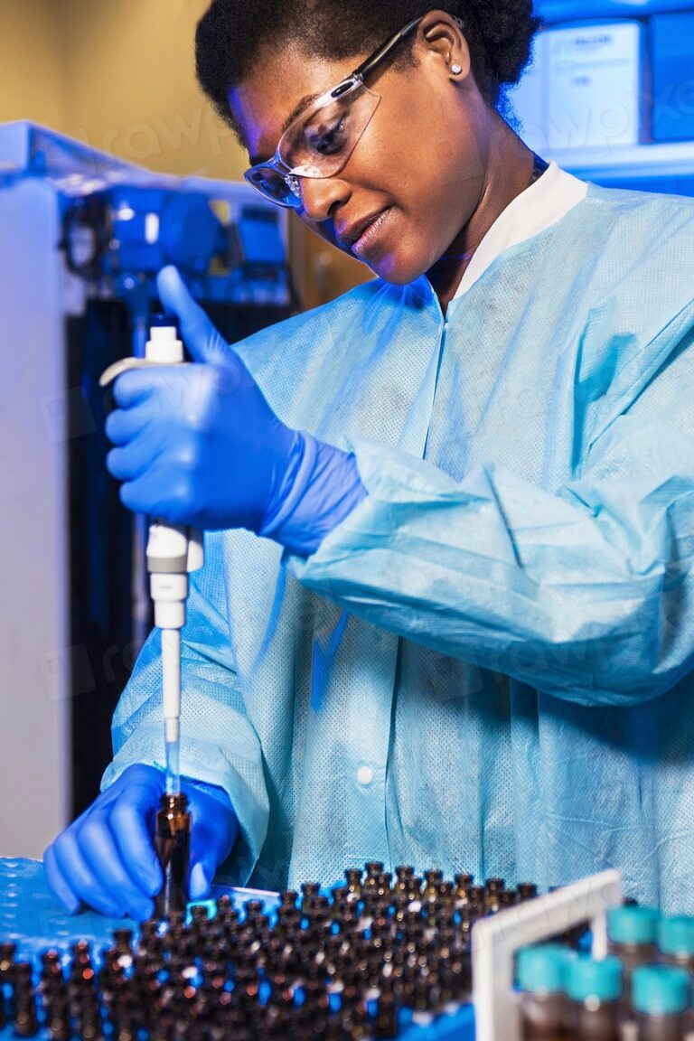 Ricercatrice in laboratorio prepara campioni per l'analisi