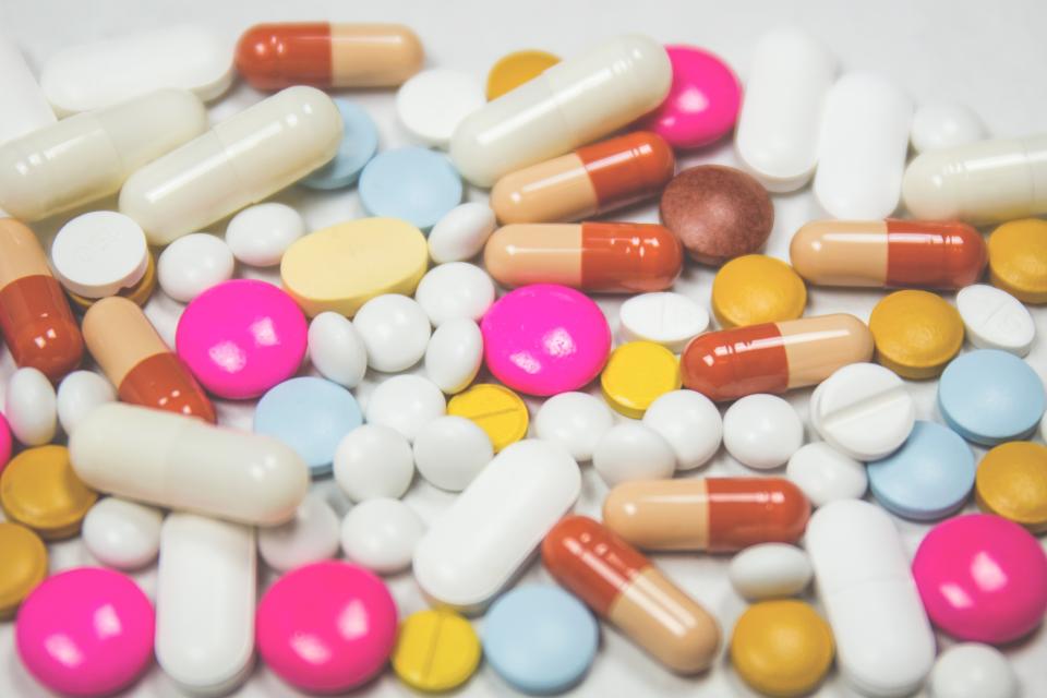 Confezioni di farmaci e compresse disposte su un tavolo