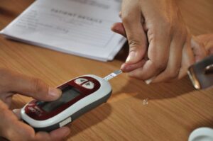Test della glicemia con puntura al dito in un contesto clinico