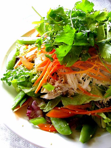 Piatto di insalata con verdure, carote e proteine magre, esempio di dieta ipocalorica bilanciata