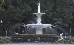 Parco urbano con alberi e fontana in un quartiere residenziale verde