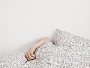 Persona che dorme serenamente in un letto in una camera buia