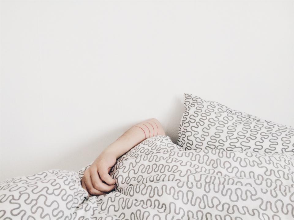 Persona che dorme serenamente in un letto in una camera buia