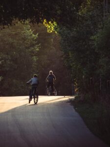 Ciclisti in strada durante una giornata di prevenzione del diabete